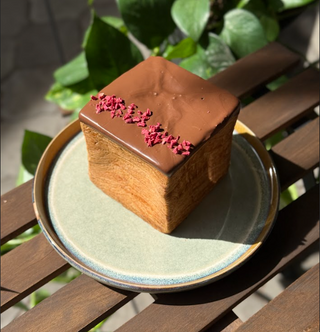 Кубічний круасан з вишневим кремом (220г)