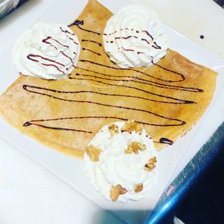 Crepe De Chocolate, Nueces Y Nata