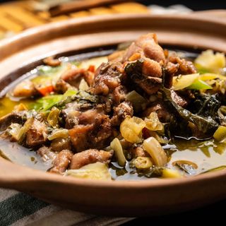 Cosce di pollo con verdure sott'aceto 泡椒鸡