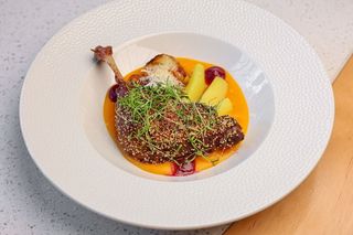 Качина ніжка су-від з бататовим пюре і печеною картоплею (340г)