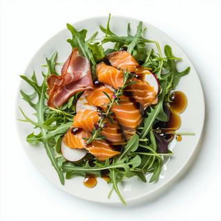 Ensalda De Salmón Ahumado Y Crujiente De Jamón