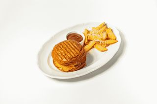 Чизбургер с соусом BBQ и картофелем фри