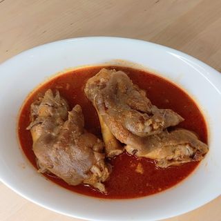 Peus De Porc  guisats amb xoriç picant (2 Meitats)