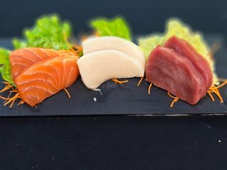 225. Sashimi  Salmón, Pez Mantequilla, Atún