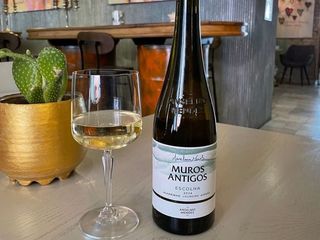 Біле сухе Мурос Антігос Ескола вино