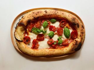 Піцетта з томатами та Моцарелою середня (300г)