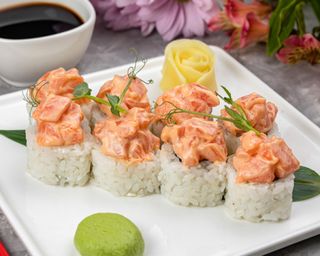 Рол Гострий лосось і манго