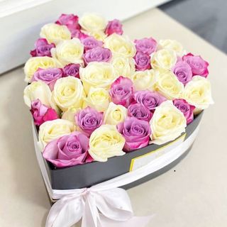 Cutie Premium cu trandafiri mov si alb 