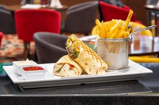 Tortilja sa piletinom, pomfritom, kečapom i majonezom