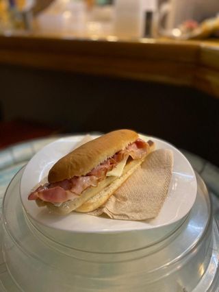 Bocadillo perrito bacon y queso