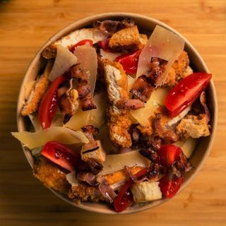 Цезар салата с хрупкаво пилешко филе (300г)