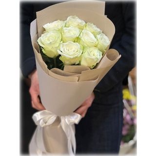 9 білих PREMIUM троянд у флористичному пакуванні