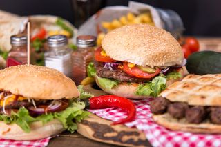 Pljeskavica sa lukom u lepinji 200g