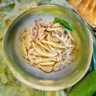 Spaghetti cu ciuperci, pancetta si crema cu trufe