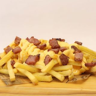 Batata Frita Média com Bacon e Cheddar