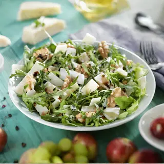 Salată de rucola, roșii cherry și parmezan