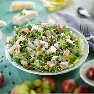 Salată de rucola, roșii cherry și parmezan