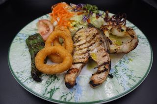 Sèpia Amb Salmó, Calamars, Pebrot Verd I Amanida