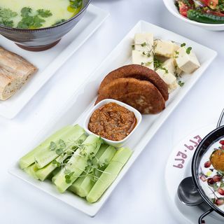 გუდის ყველი კიტრით, იმერული საწებლით და მჭადით