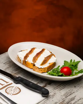 Bruschetta co' stracciatella e alici