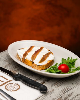 Bruschetta co' stracciatella e alici