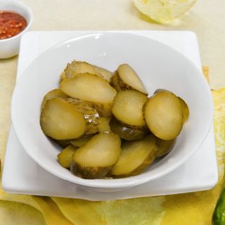 Salată de castraveți murați