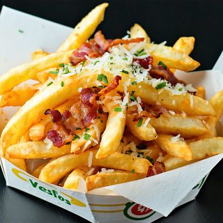 Cartofi proaspeti prajiti cu parmezan, usturoi si bacon