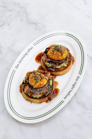 Jajka po benedyktyńsku z węgorzem i guacamole