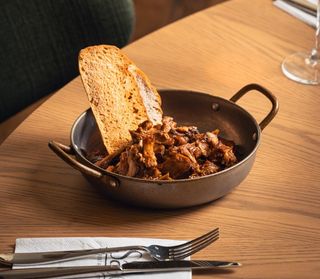 Дърпано свинско в саханче