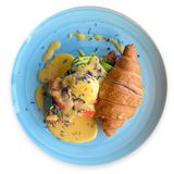 Круасан з лососем Гравлакс та авокадо  (330 г)