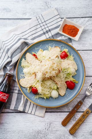Салат Цезарь с курицей