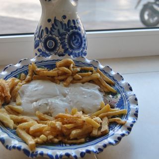 Platos del día. Lomo en salsa Roquefort con Guarnicion de patatas fritas.