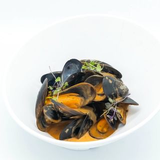 Mejillones al vapor caldo tom yam de carabineros , lima kaffir y citronela 