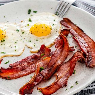 OUA CU BACON ( EGGS BACON)