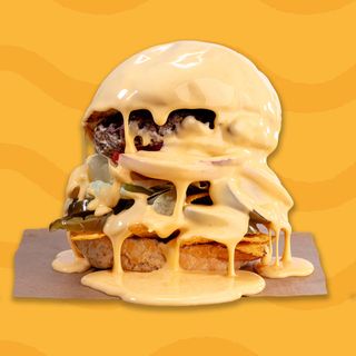 Burger polany sosem serowym