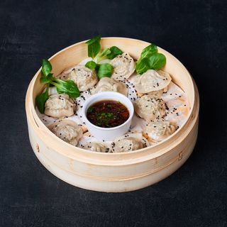 Chińskie pierożki z wieprzowiną i szpinakiem 10szt