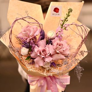 Buchet cu trandafiri mov si forma de inima in buchet pentru iubita