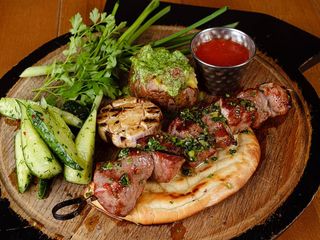 Шашлик зі свинини з печеною картоплею (420g)