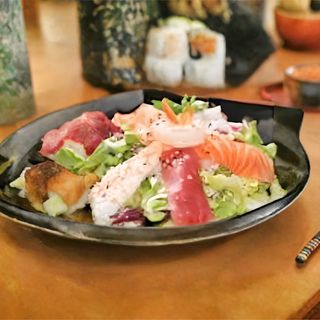 16 Insalata con mare misto