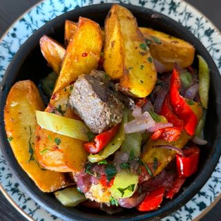 შემწვარი კარტოფილი საქონლის ხორცით