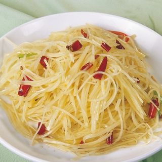 Strisce di patate saltati con salsa argo-piccante 酸辣土豆丝