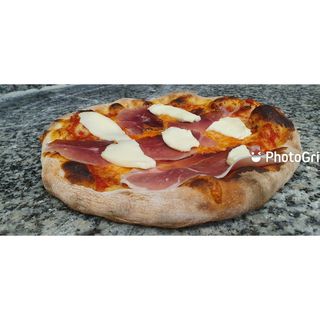 33. Pizza tirolese