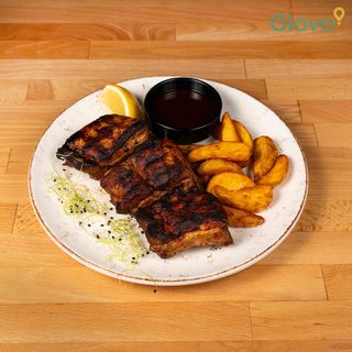 Свински ребърца на скара с картофи по селски и BBQ-сос (550г)