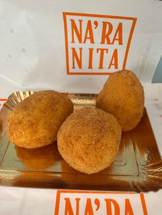 Alla norma con melanzane fritte pomodoro e mozzarella 