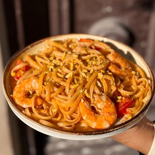 Linguine with shrimps, cherry tomatoes and pistach