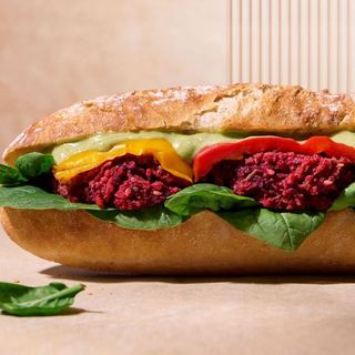 Bagietka legendarna – kotlet z buraka + grillowana papryka + aioli