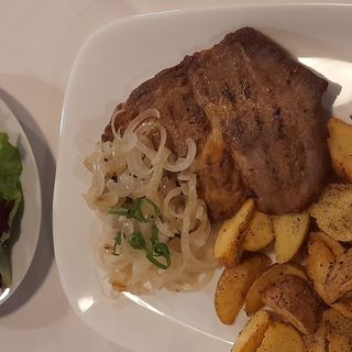 Marynowana karkówka z grilla, ziemniaki opiekane, zestaw surowek