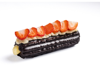 CREMA BAÑADO EN CHOCOLATE Y FRESAS