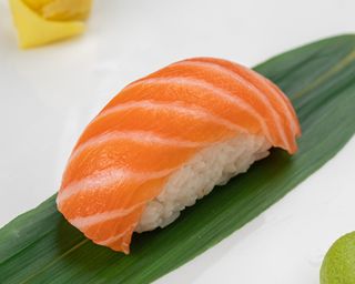 Суші нігірі лосось 