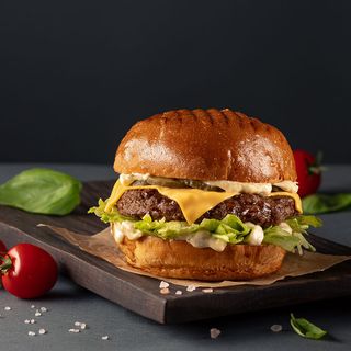 Бургер з яловичою котлетою а соусом Дор Блю